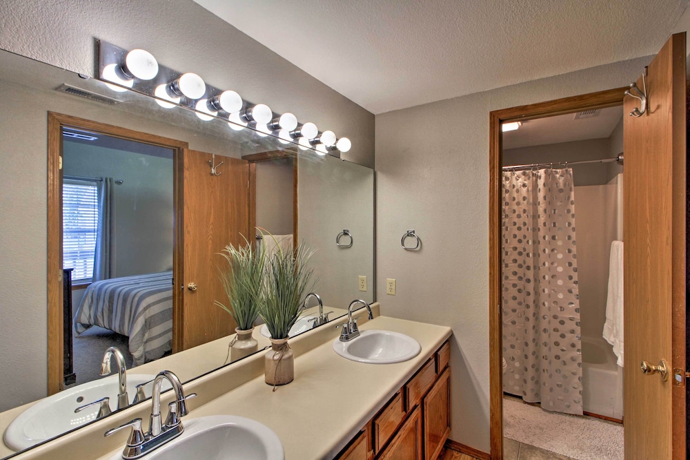 Branson Resort Condo w Lake Taneycomo Access - photo 2