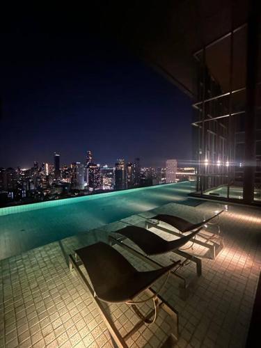 1BR at Thonglor BTS InfinityPool overlooking city — 4-Star Luxury Hotel in Bangkok, Thailand