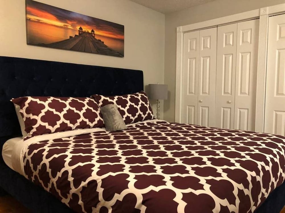 6149 Sandcrest Next TO Universal. 8 Beds. Pool. Very Clean - photo 4