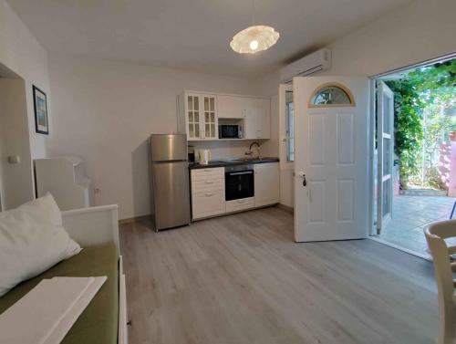 Apartment Povljana 1 — 4-Star Luxury Hotel in Povljana, Croatia