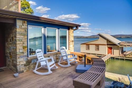 Luxurious Lakefront Paradise in Scottsboro w Dock — hotel in Scottsboro