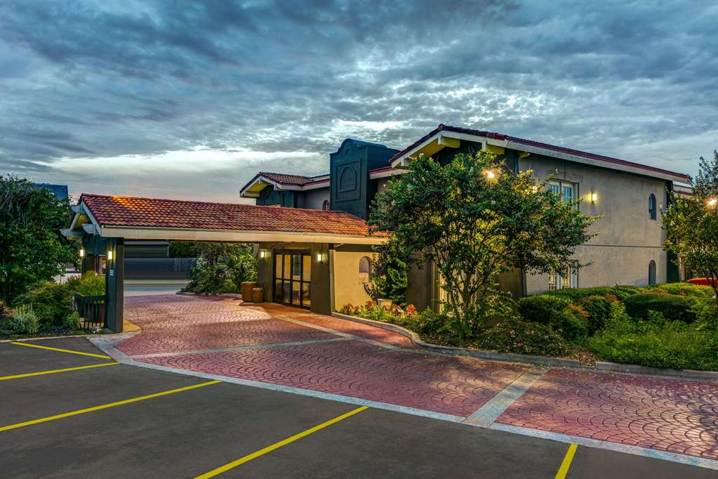 Baymont by Wyndham Austin University Area - photo 20