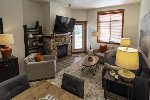 3106 One Bedroom Den Deluxe Powderhorn Lodge 1 Hotel Room By Redawning — Mount Carmel