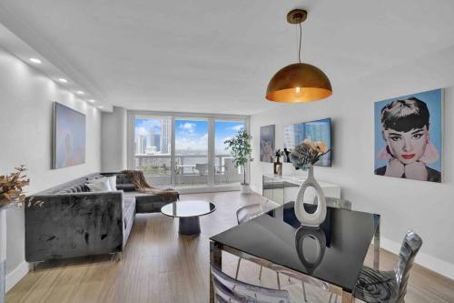 Big Energy Water Views and Newly Renovated — 4-Star Luxury Hotel in Miami, United States