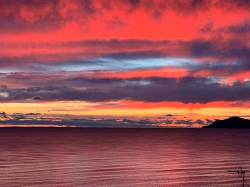 Absolute Beachfront Holiday Home With Private Beach Access To Swim Beach Spectacular Sunsets — 4-Star Luxury Hotel in Paraparaumu, New Zealand