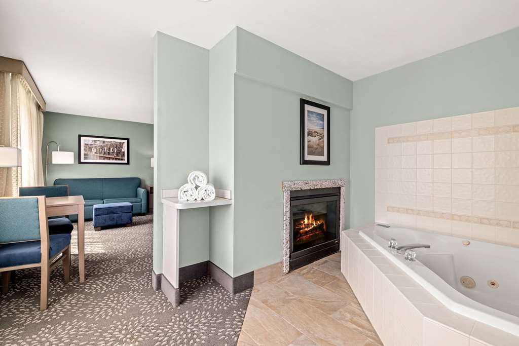 La Quinta Inn & Suites by Wyndham Newport - photo 41