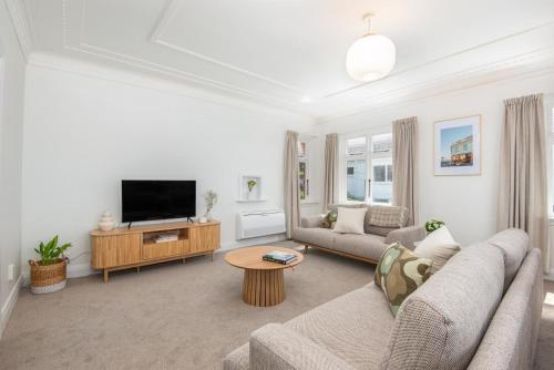 Spacious 3 Bedroom Home in Roslyn with Views — 4-Star Luxury Hotel in Dunedin, New Zealand