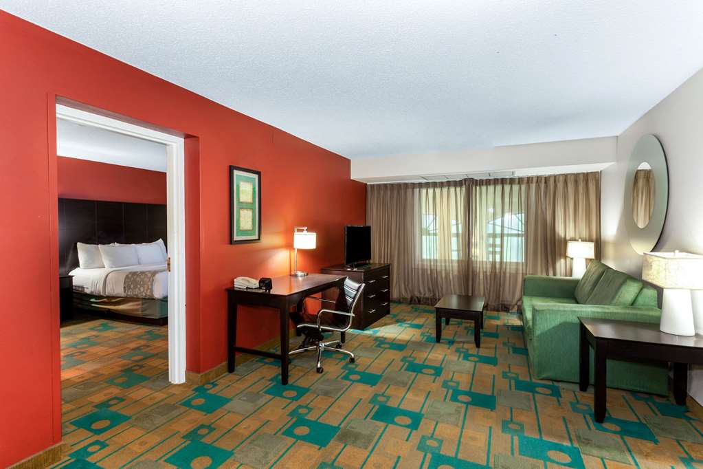 La Quinta Inn & Suites by Wyndham Milwaukee Bayshore Area - photo 24