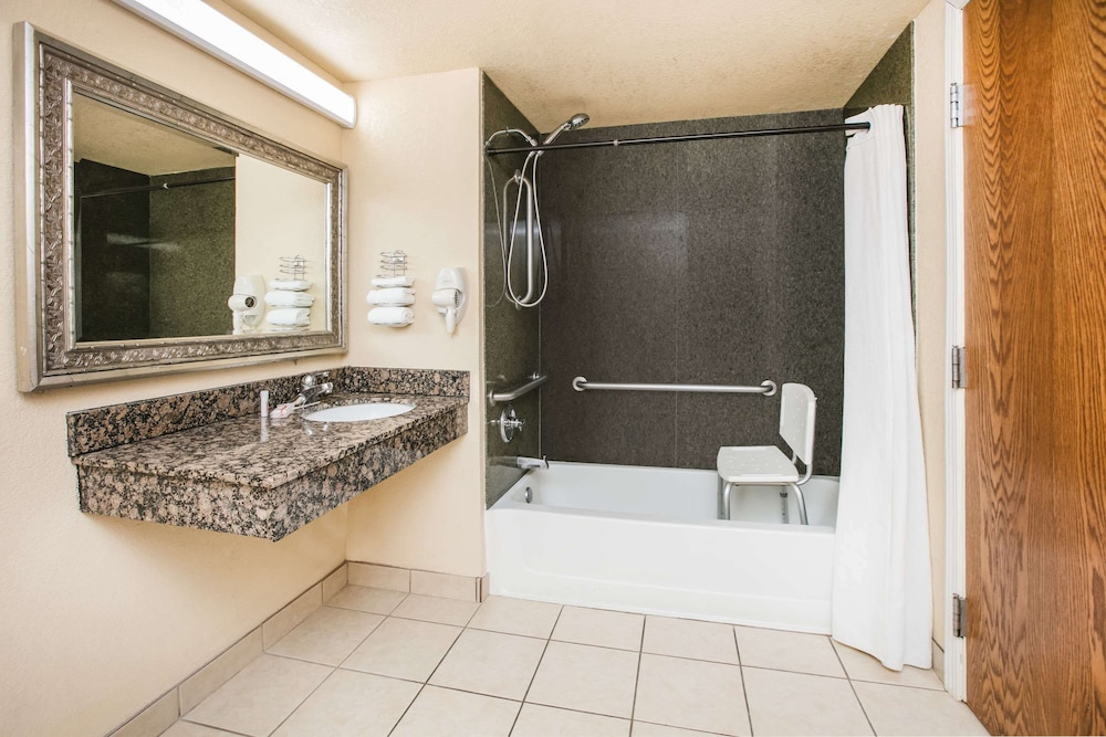 Super 8 by Wyndham Oklahoma Airport Fairgrounds West - photo 14
