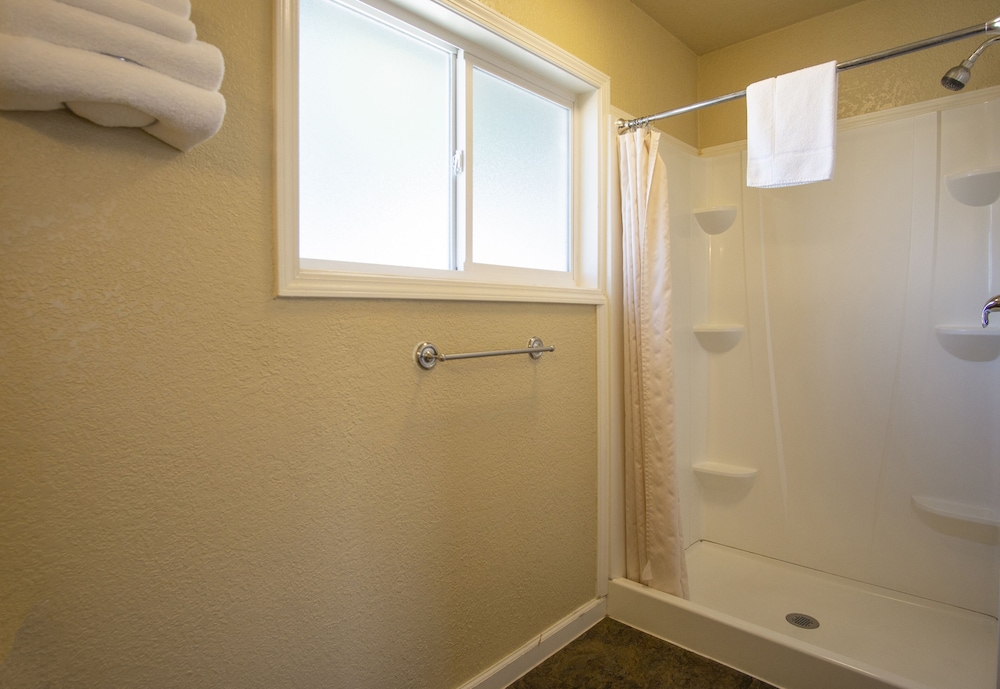 Charm Motel & Suites - photo 24