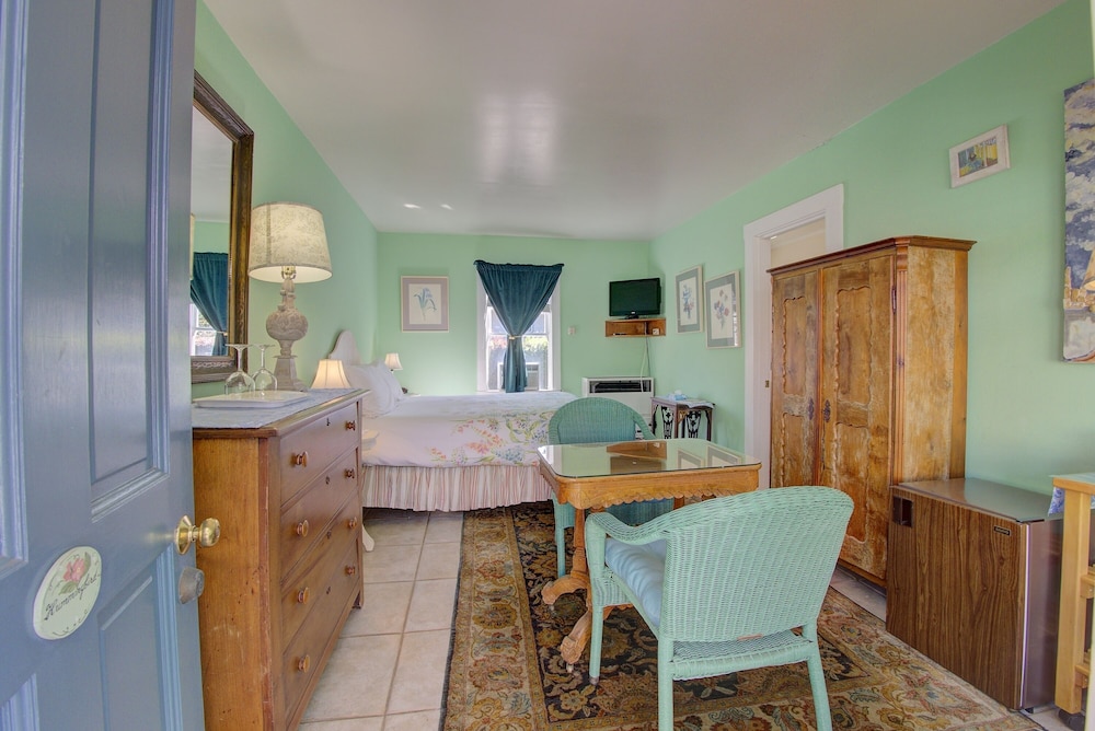 Secret Garden Inn and Cottages - photo 25