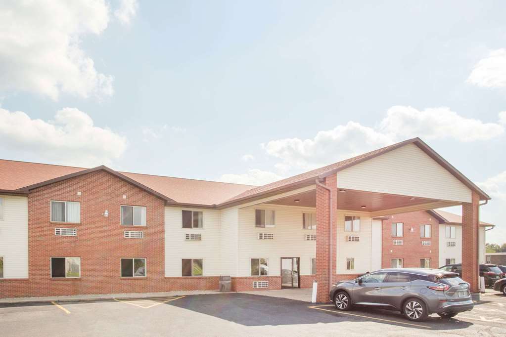 Super 8 by Wyndham Monmouth IL - featured photo