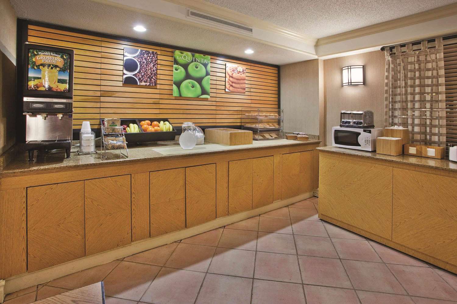 La Quinta Inn Savannah Midtown - photo 17