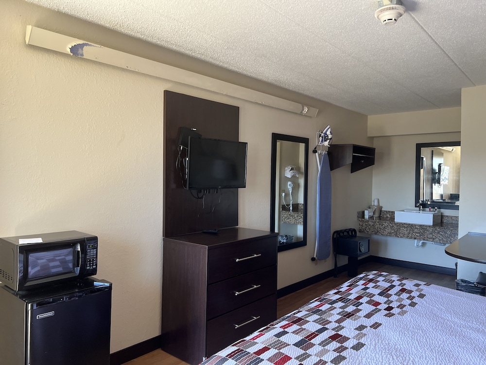 Travelodge by Wyndham Holland Toledo - photo 12
