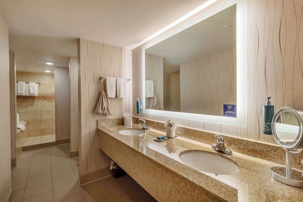 DoubleTree by Hilton Hotel Lawrence - photo 19