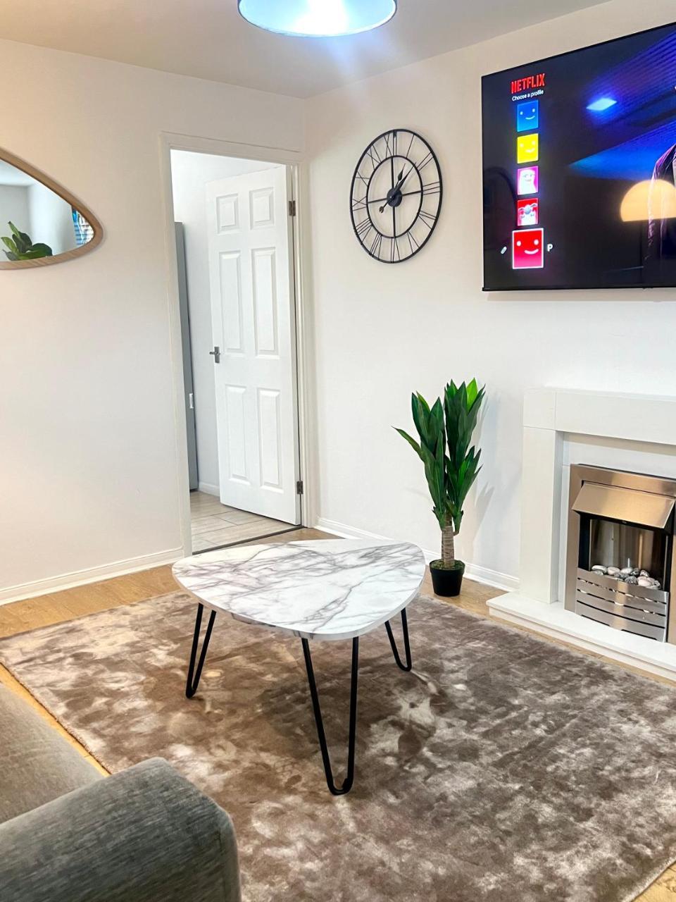 Modern 3 Bed Home with Large Parking Space a Short Walk to Cardiff Bay or City Centre Contractor Friendly — 4-Star Luxury Hotel in Cardiff, United Kingdom