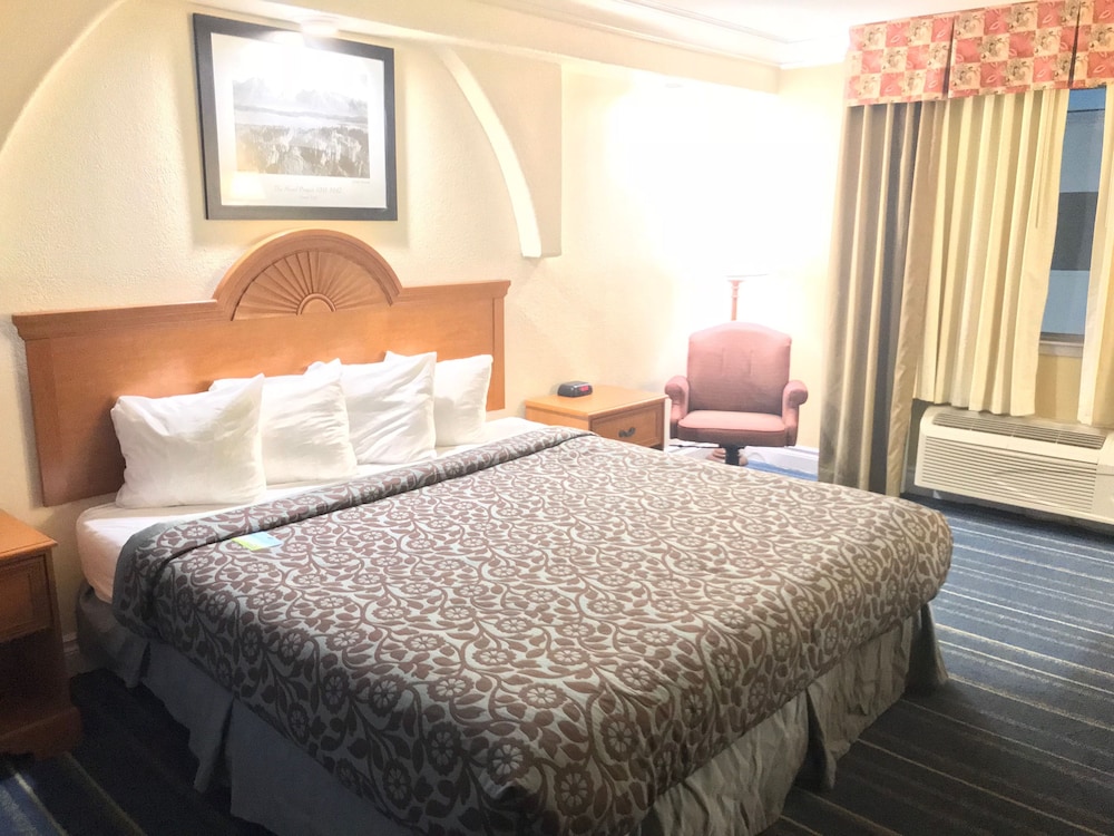 Days Inn by Wyndham San Antonio Airport - photo 10