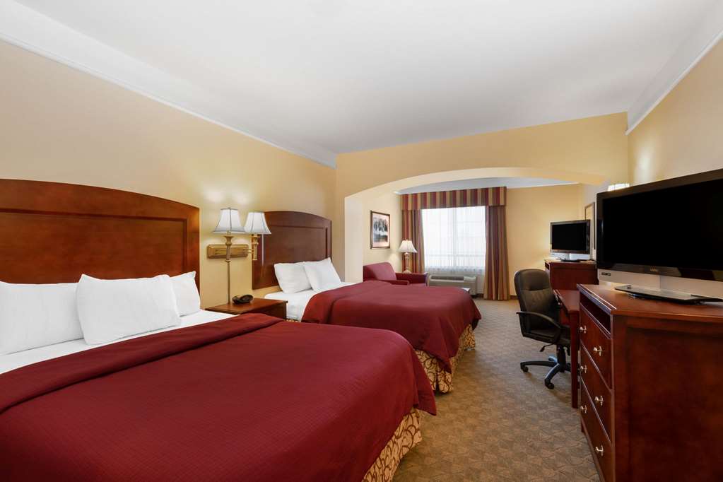 La Quinta Inn & Suites by Wyndham Dodge City - photo 19