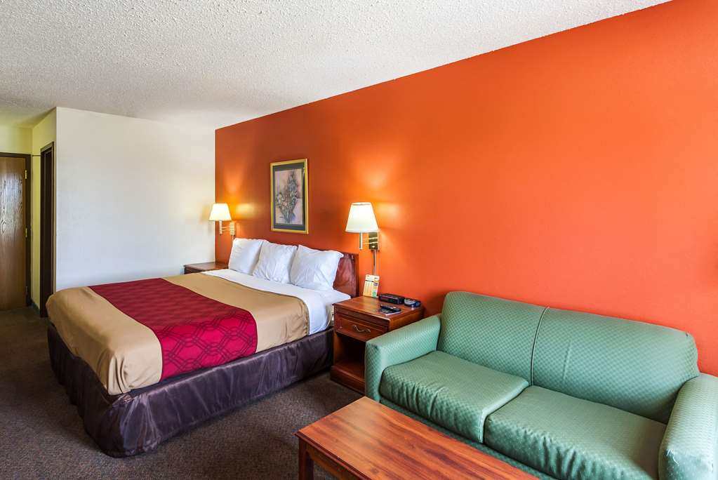 Econo Lodge Lincoln - photo 23
