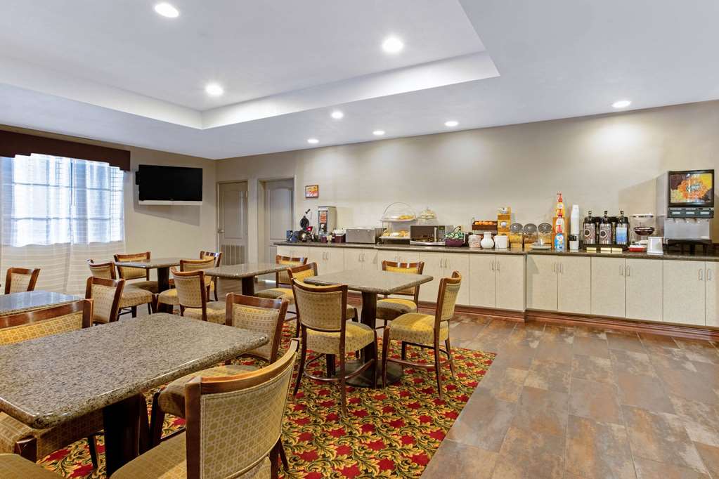 La Quinta Inn & Suites by Wyndham Cleburne - photo 26