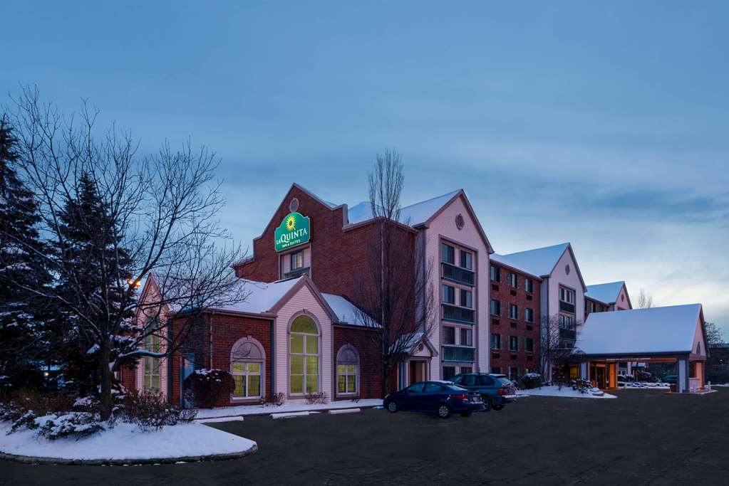La Quinta Inn & Suites by Wyndham Cleveland Macedonia - photo 2