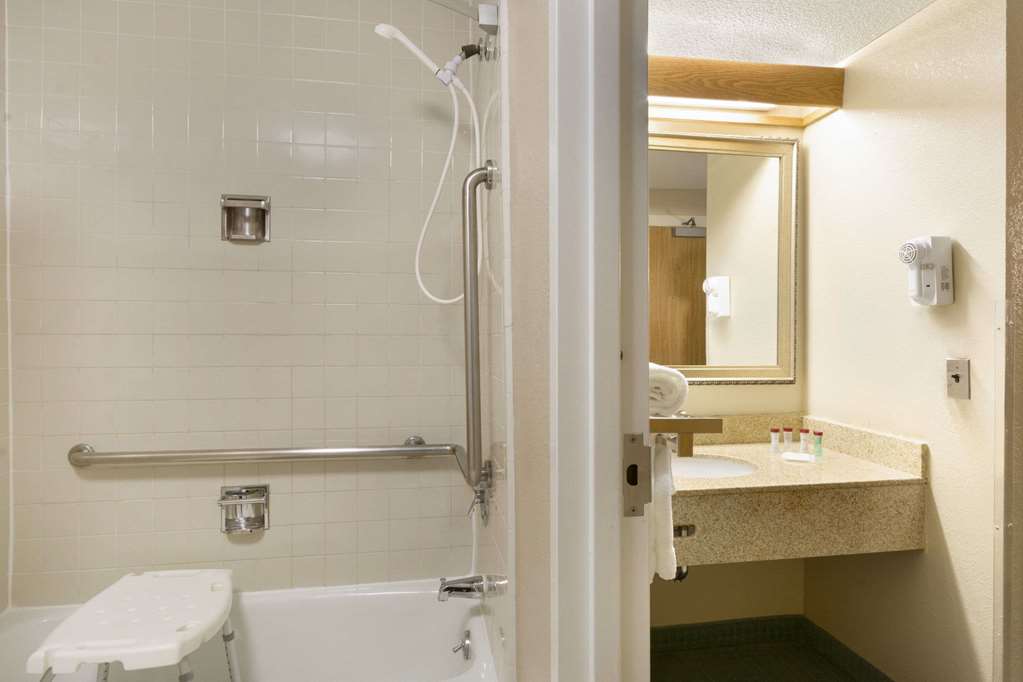 Ramada by Wyndham Raleigh - photo 8