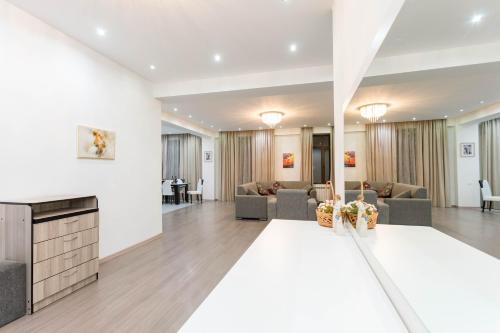 The Grand Apartment l