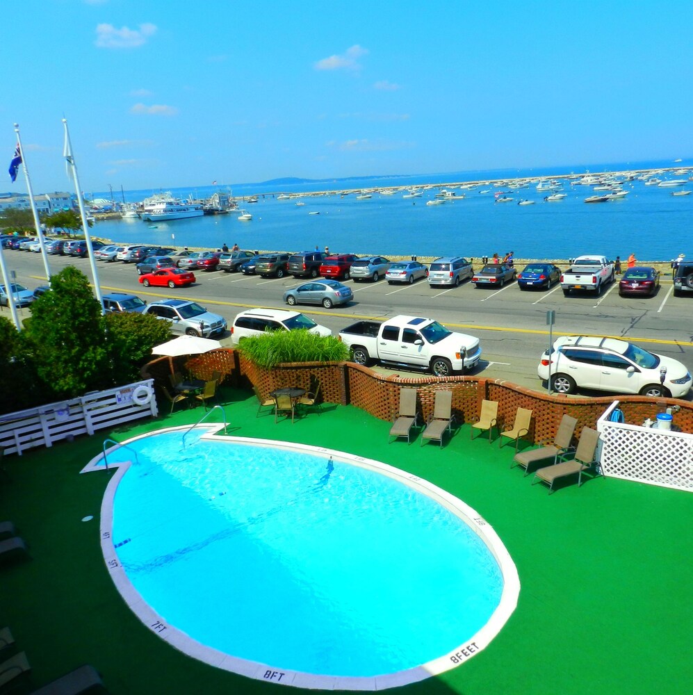 Bradford Inn & Suites - photo 23
