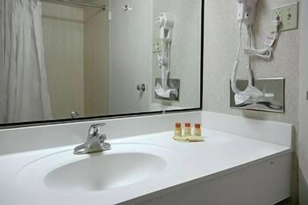 University Hotel & Suites - photo 26