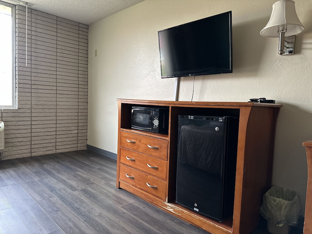 Americas Best Value Inn Salina - photo 5