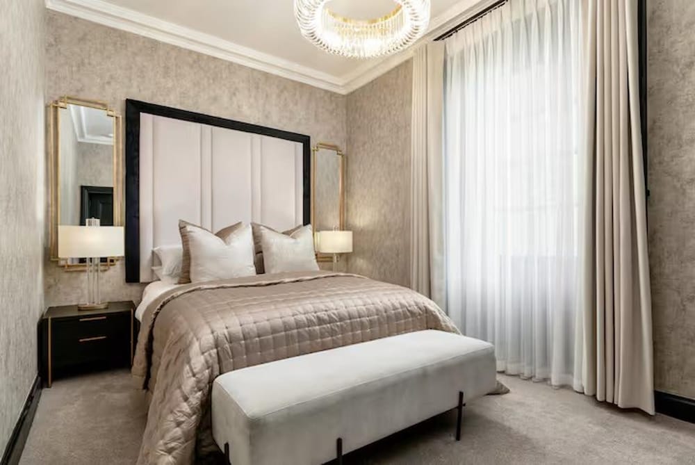 Near Transport Hot tub Fireplace Sleeps 2 — 4-Star Luxury Hotel in Edinburgh, United Kingdom