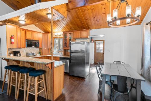 Tipsy Grizzly Cabin — 4-Star Luxury Hotel in Big Bear City, United States