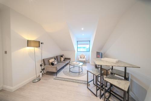 Royal Oak Apartments 9 Free Secure Parking 2 Bedrooms Perfect for Contractors — 4-Star Luxury Hotel in Brentwood, United Kingdom