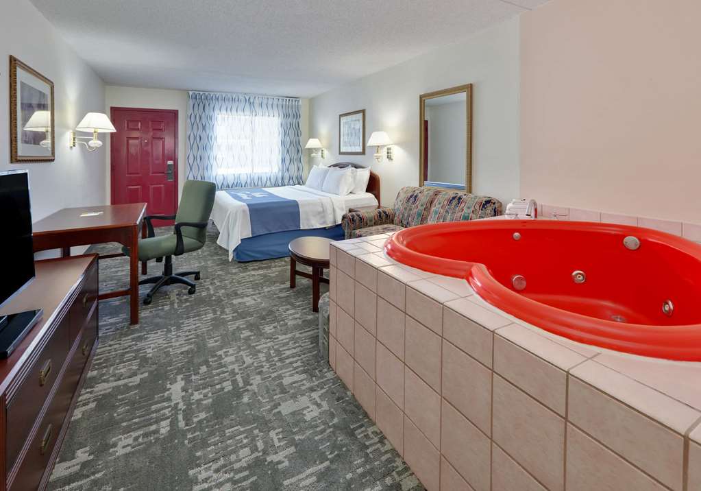 Days Inn & Suites by Wyndham Bentonville - photo 13