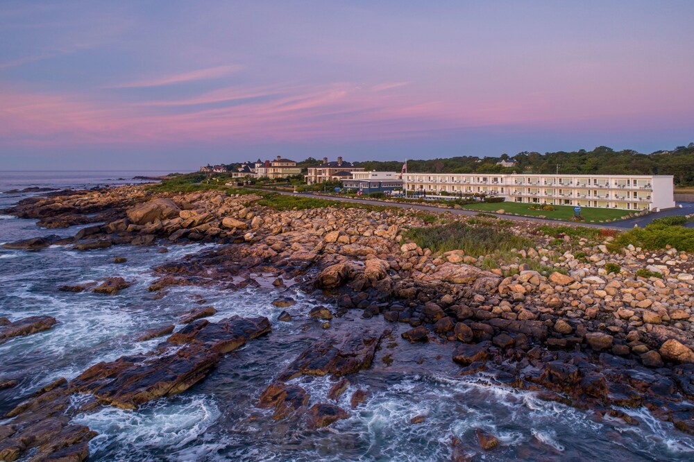 Atlantis Oceanfront Inn - carbon neutral hotel in Gloucester