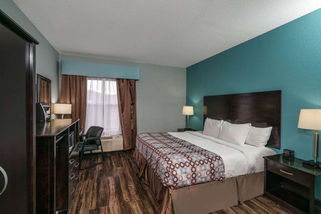 La Quinta Inn & Suites by Wyndham Knoxville East - photo 13