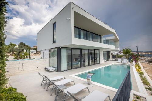 Alluring Rogoznica Villa 5 Bedrooms Villa Evening Star — 4-Star Luxury Hotel in Rogoznica, Croatia