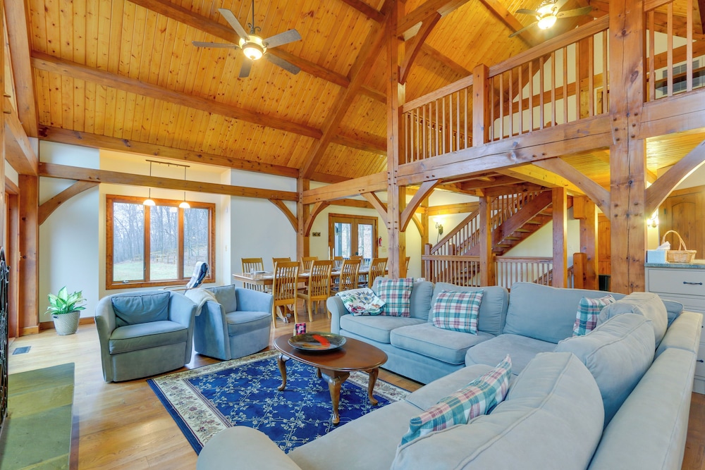 Spacious Virginia Vacation Rental with Yard and Sauna — 4-Star Luxury Hotel in Purcellville, United States