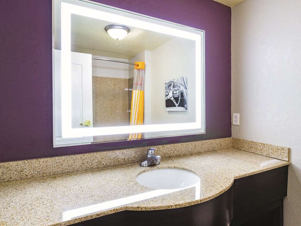 La Quinta Inn & Suites by Wyndham Bowling Green - photo 31