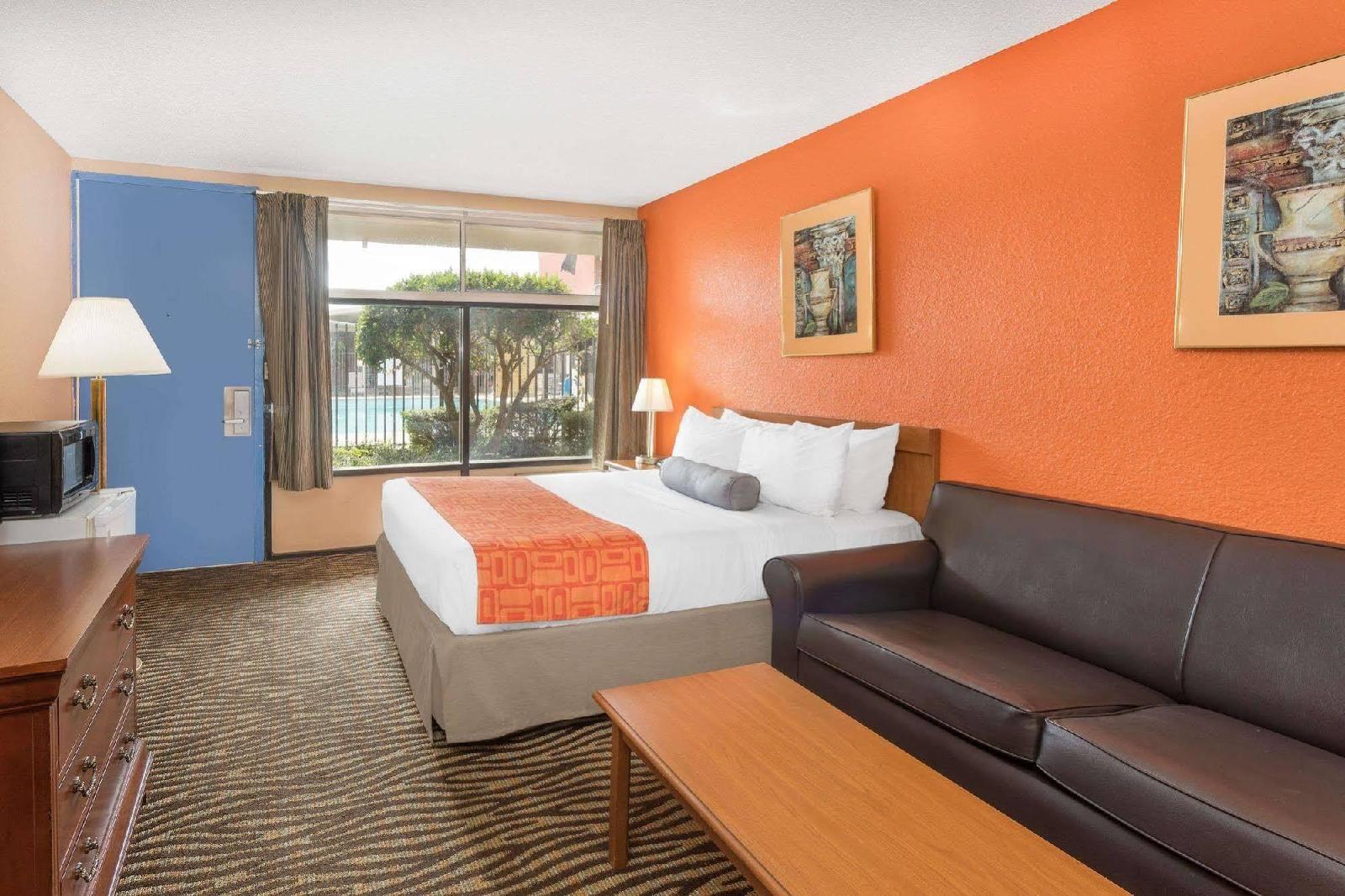 Howard Johnson Inn and Suites Columbus - photo 8
