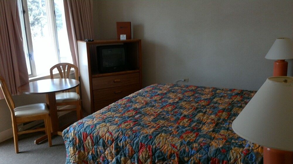 Spruceglen Inn - photo 11