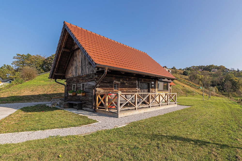 Vineyard cottage Vinska grajska kašča — 4-Star Luxury Hotel in Mirna, Slovenia