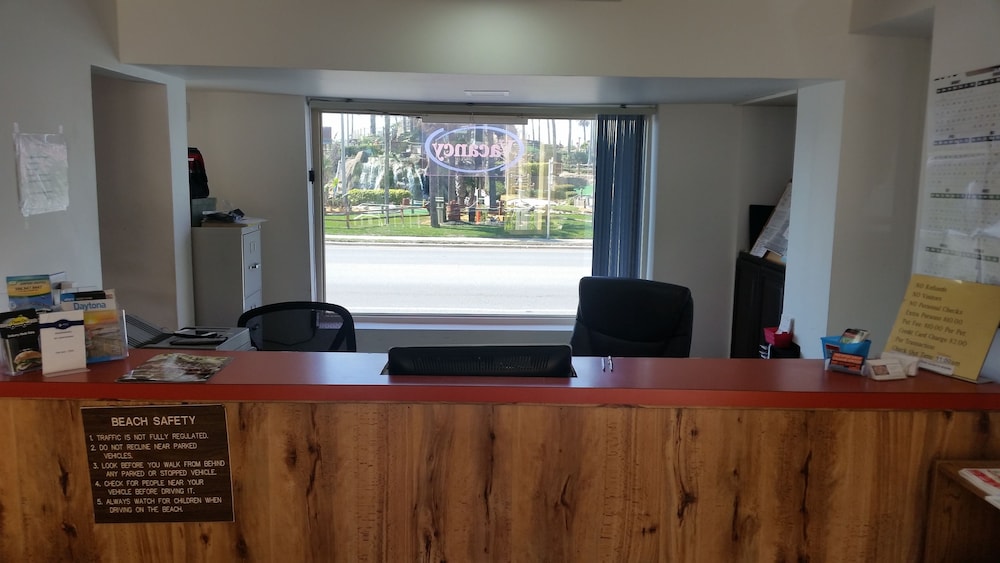 Driftwood Beach Motel - photo 2