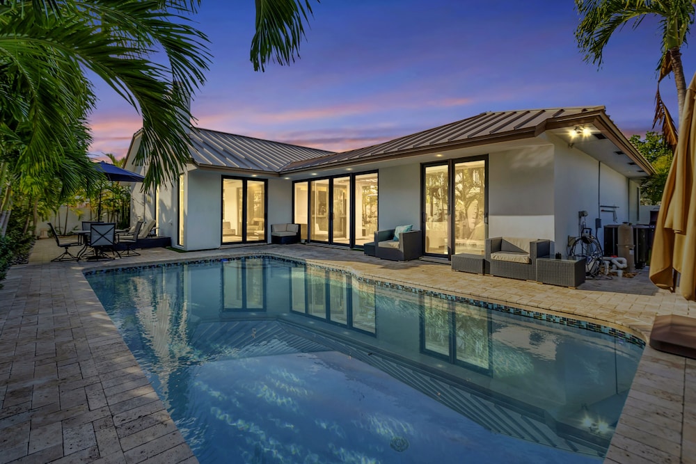 Lynoras Luxe Estate 3 bedroom 3 bath with Modern Design and Heated Pool — 4-Star Luxury Hotel in Fort Lauderdale, United States