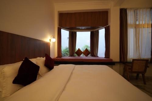 Bhopal Lake Stays — 4-Star Luxury Hotel in Bhopal, India