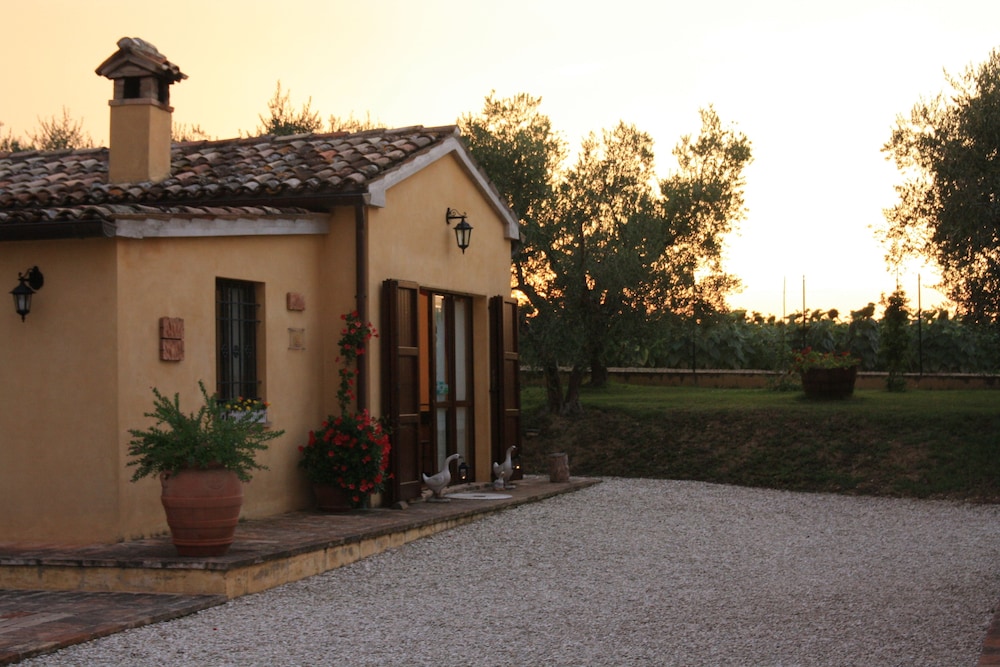 Al Crepuscolo Agriturismo — 4-Star Luxury Hotel in Recanati, Italy