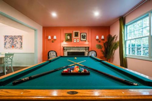 Sleeps 18 Island Home on Acre Hidden Speakeasy — 4-Star Luxury Hotel in Savannah, United States
