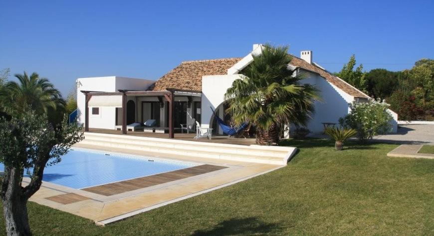 Villa Oasis Azul Beautiful Villa with Heated Private Pool Short Walk — 4-Star Luxury Hotel in Sesimbra, Portugal