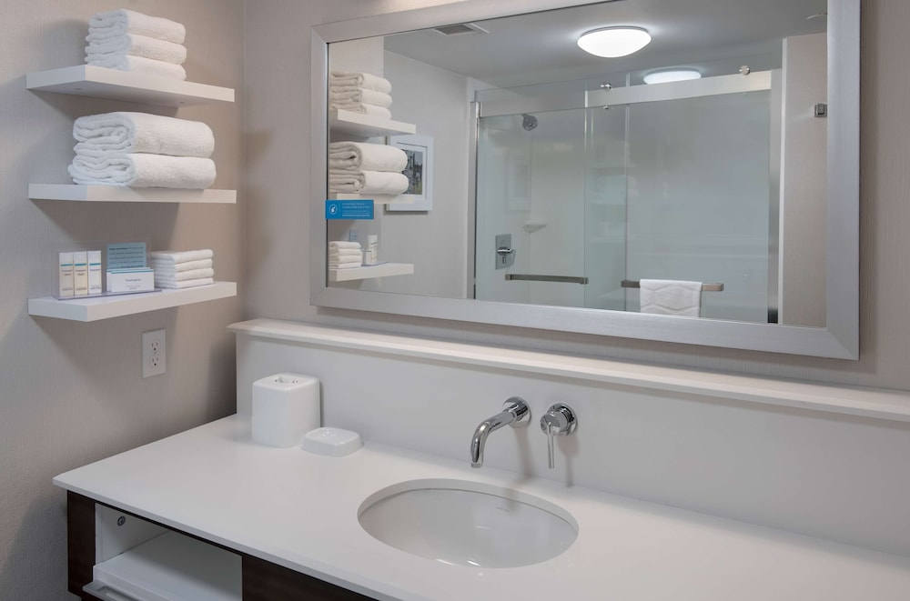 Hampton Inn Boston Logan Airport - photo 15