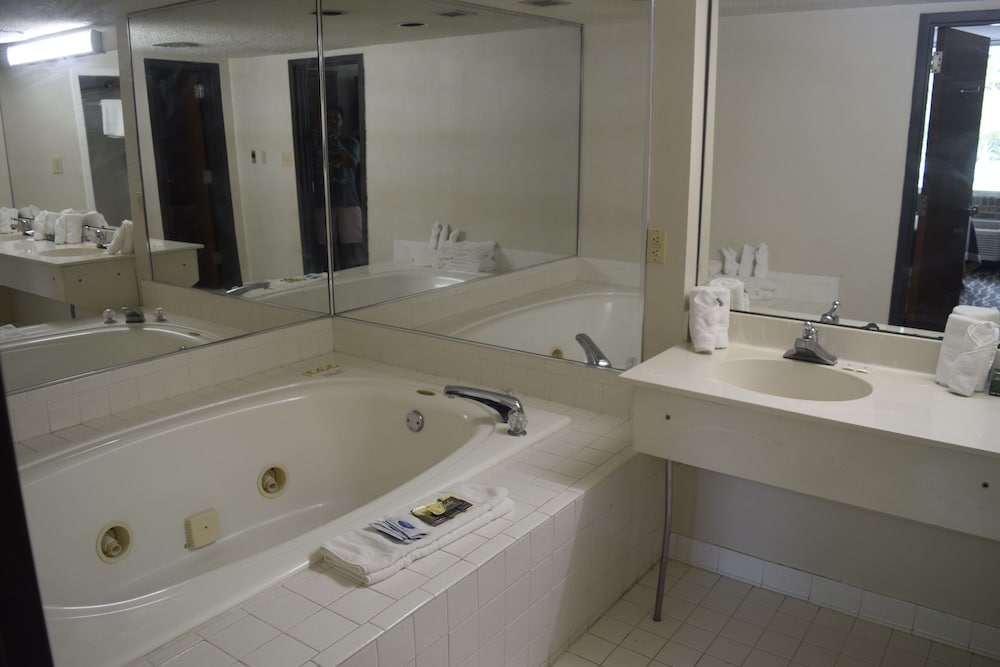 Landmark Inn Hartsville - photo 27